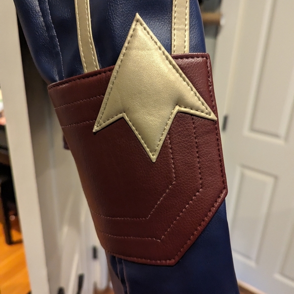 Captain Marvel faux leather jacket - Picture 4 of 4